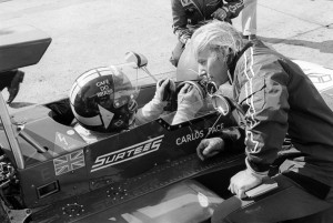 José Carlos Pace, no cockpit do Surtees TS 14A, conversa com John Surtees