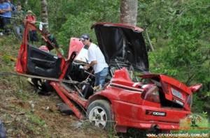 Destroços do carro de Leandro Brustolin e Daniel Ceconello (Foto www.cronospeed.com.br)