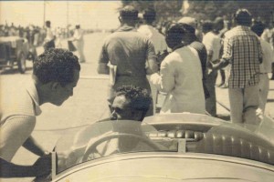 Após competição realizada no Recife (PE), em 1949, Luiz Valente é entrevistado por repórter de rádio (Foto Arquivo Pessoal Luiz Valente)