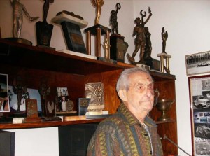 O ex-piloto e sua coleção de troféus, em foto de novembro de 2009 (Foto Paulo Roberto Paralta)