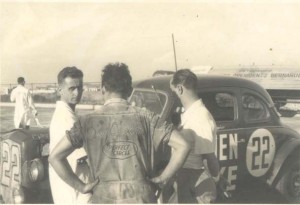 Luiz Valente (à esquerda) e a Carretera Ford de 1958 (Foto Arquivo Pessoal Luiz Valente)