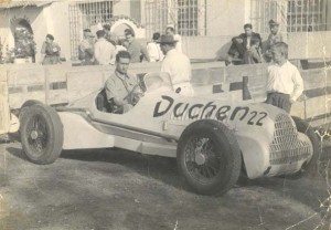 Luiz Valente e o seu Duchen 22 no ano de 1950, no Pacaembu (Foto Arquivo Pessoal Luiz Valente)