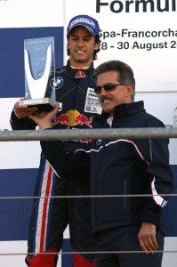 P90050766 O diretor de motorsport da BMW, Mario Theissen, premia Luiz Felipe Nasr pelo 2º posto em Spa (Foto BMW AG)