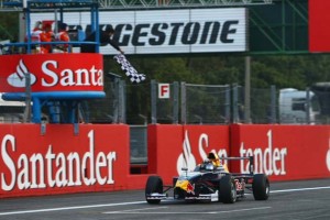 P90051527 A bandeirada da vitória em Monza, fechando um ano especial para Luiz Felipe Nasr (Foto BMW AG)