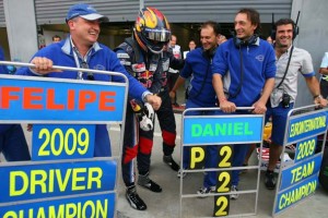 Festa nos boxes da equipe Eurointernational, que faturou os dois títulos em "casa" (Foto BMW AG)