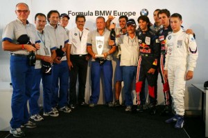 Na premiação pelo título, a festa de Luiz Felipe Nasr e os membros da equipe Eurointernational (Foto BMW AG)