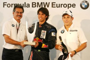 P90051552 Na festa do tÃtulo, Luiz Felipe Nasr entre Mario Theissen e o piloto Christian Klien (Foto BMW AG)