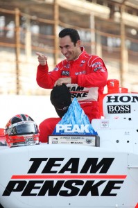 Hélio Castroneves comemora a pole position da Indy 500