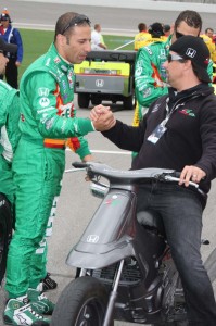 Mesmo com o carro reserva, Tony Kanaan (na foto com o patrão Michael Andretti garantiu o 6º lugar no grid)