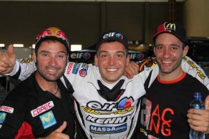 David Casteu festeja com membros de sua equipe a vitória na primeira especial do Dakar 2010 para motos (Foto www.casteu.fr)