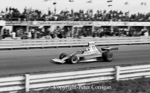 GP dos Estados Unidos 1975: Vilão da prova, o suíço Clay Regazzoni (Ferrari 312T) foi desclassificado por fechar Emerson Fittipaldi antidesportivamente  (Foto Peter Corrigan)