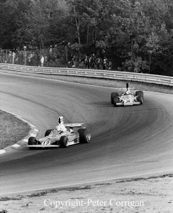 GP dos Estados Unidos 1975: Niki Lauda, com Ferrari 312T, à frente de Wilson Fittipaldi Jr., com o Copersucar-Fittipaldi FD03 (Foto Peter Corrigan)