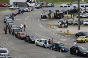 Carros de diversos modelos aguardando sinal para ingressar na pista (Foto André Santos/Starpromo)