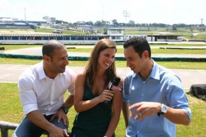 Tony Kanaan e Helio Castroneves se divertem em entrevista para a repórter da emissora norte-americana Versus (Foto Carsten Horst/Hyset)