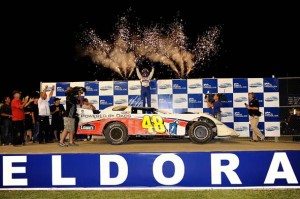 dm_prelude2010_eldora_jimmy_johnson_rossburg_9.6.2010_foto_rusty_ jarrett_getty_ Images_for_true_ Speed_communication_1 Jimmy Johnson comemora a vitória na prova Prelude To The Dream, no Eldora Speedway (Foto Rusty Jarret/Getty Images/True Speed Com, Ronnburg, 09.06.2010)