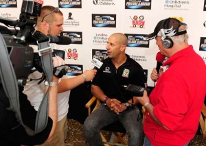 Tony Kanaan em entrevistas durante o evento beneficente Prelude To The Dream, no Eldora Speedway (Foto Rusty Jarret/Getty Images/True Speed Com, Ronnburg, 09.06.2010)