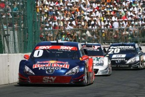 Cacá Bueno (0) foi o vencedor da Stock Car em Salvador, seguido por Marco Gomes e Ricardo Sperafico (Foto Luca Bassani/Red Bull)