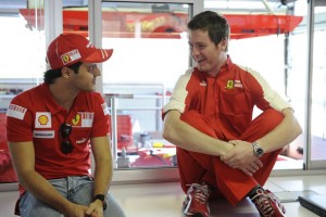 Felipe Massa conversa com o engenheiro Rob Smedley