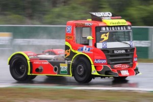 Sob chuva em Buenos Aires, o goiano Leandro Reis foi o mais rápido em Buenos Aires na sexta-feira