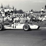 moremsportshistory Bruce McLaren no Grande Prêmio do México de 1966, ao volante do McLaren Ford M2B (Foto FORD MOTOR COMPANY)