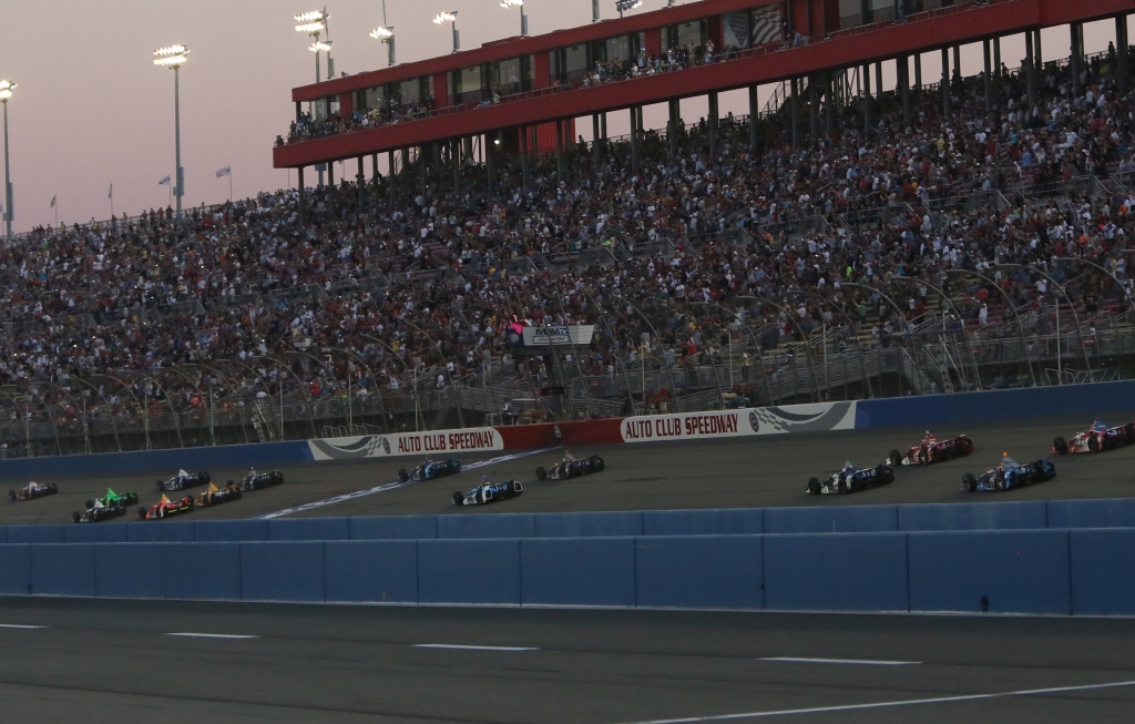 É naquela linha, no oval de Fontana, onde o campeão de 2014 deverá mesmo ser conhecido no dia 30 de agosto (Foto Chris Jones/IndyCar)