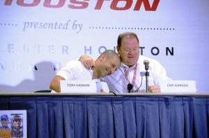 Tony Kanaan e Chip Ganassi no anúncio feito neste sábado, 4, em Houston, Texas (Foto IndyCar)
