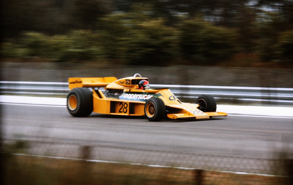 Emerson Fittipaldi e o Copersucar-Fittipaldi F5 no Grande Prêmio da Bélgica de 1977, em Zolder (Foto John Millar)