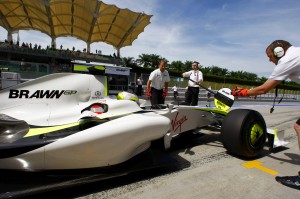 O pequeno logo da Henri Lloyd (acima do bocal de abastecimento), resultado do primeiro acordo comercial da Brawn GP para 2009