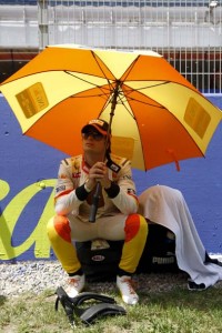 _H0Y5745 Nelsinho Piquet pouco antes da largada para o Grande Prêmio da Espanha deste ano, em 10 de maio, com Renault R29 (Fhoto Andrew Ferraro/LAT Photographic/RenaultF1)