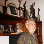 O ex-piloto e sua coleção de troféus, em foto de novembro de 2009 (Foto Paulo Roberto Paralta)
