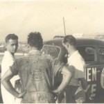 Luiz Valente (à esquerda) e a Carretera Ford de 1958 (Foto Arquivo Pessoal Luiz Valente)
