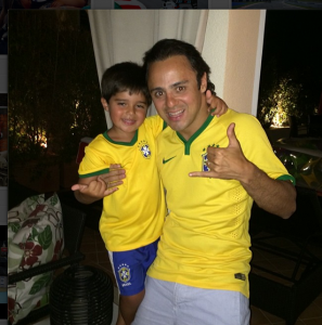 Pai e filho na torcida pelo Brasil (Foto Instagram oficial de Felipe Massa)