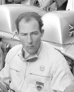 Stirling Moss durante a edição de 1º de maio de 1955 da Mile Miglia, disputada em Brascia, Itália, prova que venceu com Mercedes 300 SLR (Foto Mercedes-Benz)