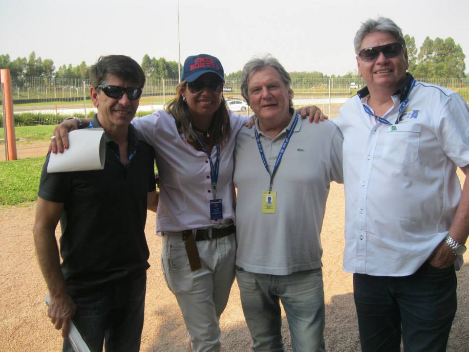 Da esquerda para a direita: o primeiro vice-presidente da CBA, Milton Sperafico; a piloto xxx; o diretor da CBA, Nestor Valduga; e Rudolfo Rietch (Reprodução Facebook)