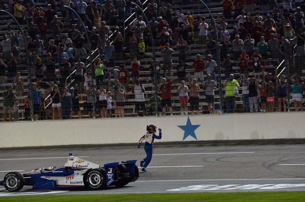 Helio Castroneves e sua marca registrada: comemorar vitórias no alambrado com o público (Foto STEVE SWOPE/TEAM PENSKE)