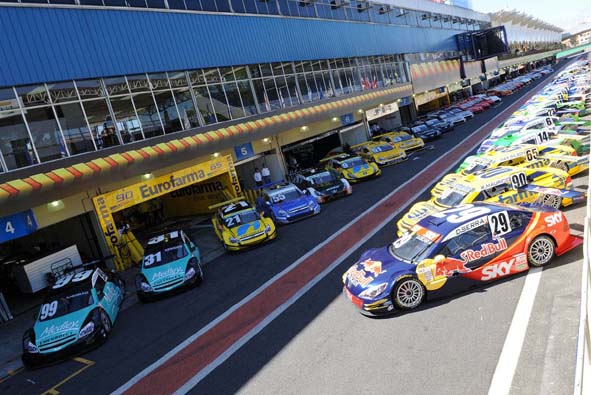 dm_04.07_stock_mcjr O "circo" da Stock car, quando completo, movimenta mais de 1500 pessoas (Foto Miguel Costa Jr.)