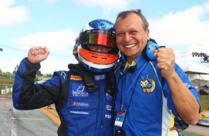 Leonardo Cordeiro festeja com o chefe de equipe Augusto Cesário a vitória na segunda etapa da Fórmula 3 Sul-americana, em sua rodada inaugural, em Brasília