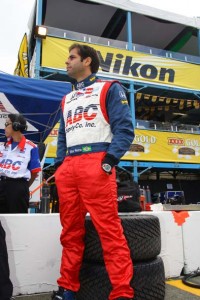 dm_2.7_vitor_meira_irl O piloto brasileiro Vitor Meira, que está afastado temporariamente das pistas em razão do acidente sofrido em Indianápolis (Foto Indy Racing League)