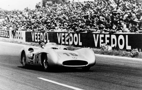 dm_22.11_vitoria1_f1_1954_reims Vitória nº 1 - Grande Prêmio da França - 4.7.1954 - Vencedor Juan Manuel Fangio, com W196 Streamliner (Foto fornecida por Mecedes-Benz Alemanha)