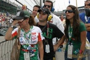 dm_2805_tony5 Momentos de apreensão no momento do acidente para Mirian Kanaan (mãe), Anderson Marsilli (assessor de imprensa, de boné), Márcio Valente (empresário, fone de ouvido azul) e Karen Kanaan (irmã, à direita da foto)