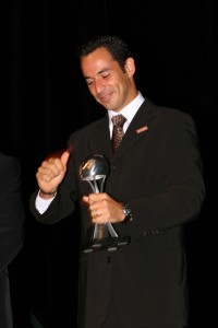 dm_30.11_2009_indy_2004_capacete_de_ouro_helio_castroneves_9.11_vn Hélio Castroneves na cerimônia do Capacete de Ouro de 2004, quando foi agraciado com o Capacete de Prata (Foto Vinícius Nunes)