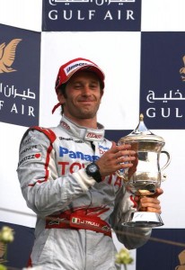 Jarno Trulli divulga seu trabalho em prol dos desabrigados de Abruzzo (inscrição nas mangas do macacão)