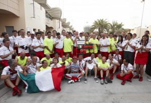 A festa da Toyota pelo 3º posto de Trulli no Bahrain, à direita, de pé, a brasileira Fernanda Villas-Boas, gerente de imprensa da equipe de Fórmula 1