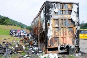 dm_6.7_carreta_materiafogo_dbaw Nada sobrou dos três carros da Stock Car e dos equipamentos utilizados em Interlagos, inclusive o carro do vencedor Marcos Gomes (Foto Duda Bairros/Agência We)
