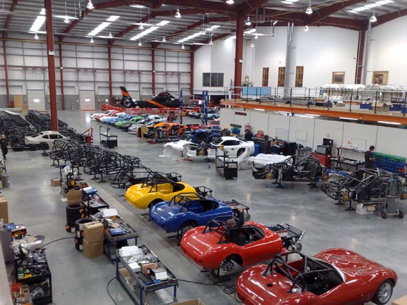 mb30_entrevista_foto3_lameirao Acima, imagem de computador do G40, a nova criação do engenheiro brasileiro Marcos Lameirão (no detalhe) para a Ginetta Car (imagem da fábrica), do LNT Group (Fotos fornecidas pelo LNT Group)