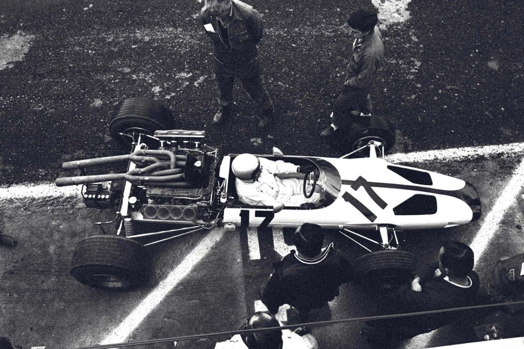 Bruce McLaren ao volante do McLaren Ford M2B (Foto fornecida por FORD MOTOR COMPANY, Watkins Glen, NY, 02.10.1966)