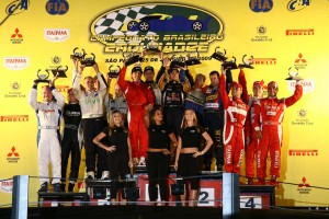 O pódio da categoria geral do GP Cidade de São Paulo, prova de abertura da temporada 2009 do automobilismo brasileiro, com o trio Chico Serra/Chico Longo/Daniel Serra no topo com Ferrari 430 GT2 (FOTO ANDRÉ SANTOS)