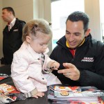 Helio Castroneves e a filha Mikaella no IMS (Foto STEVE SWOPE/TEAM PENSKE)